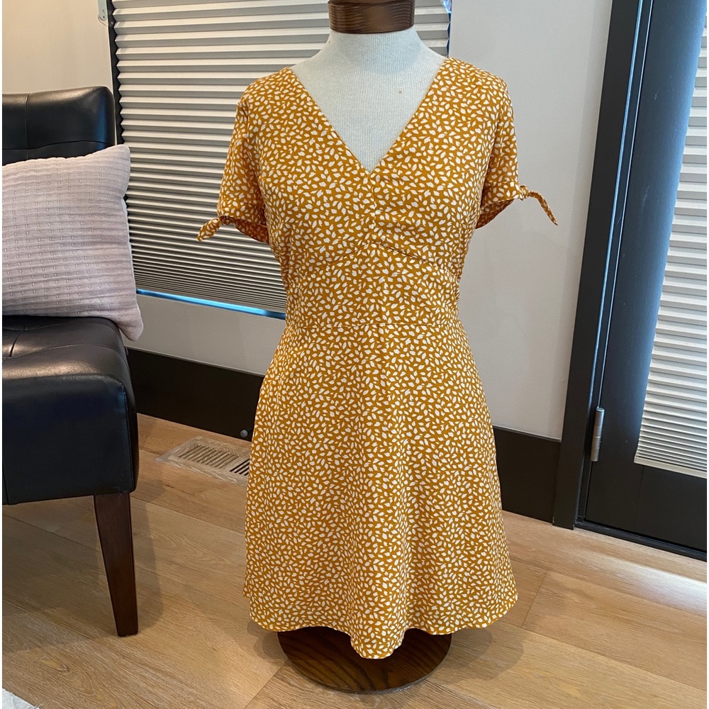 Cute summer to fall dress! Only one once or twice. Non-smoking home